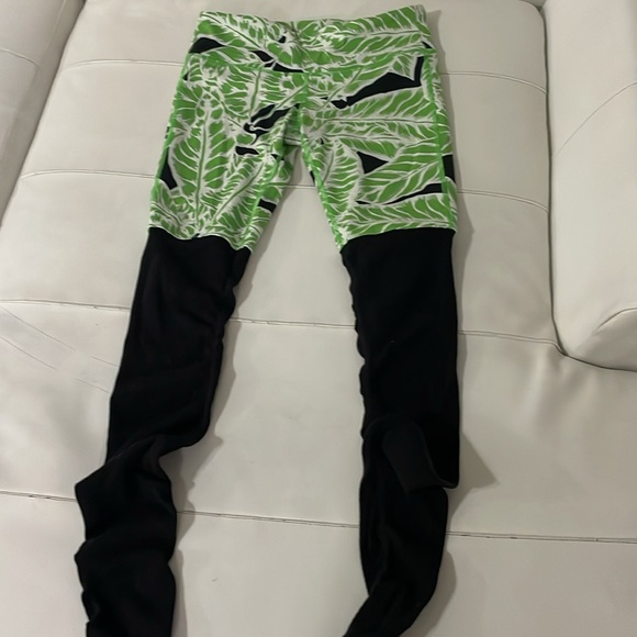 Alo green black leaf print tropical leggings Small - Picture 2 of 5
